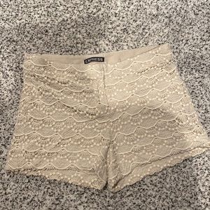 Express cream colored shorts 00